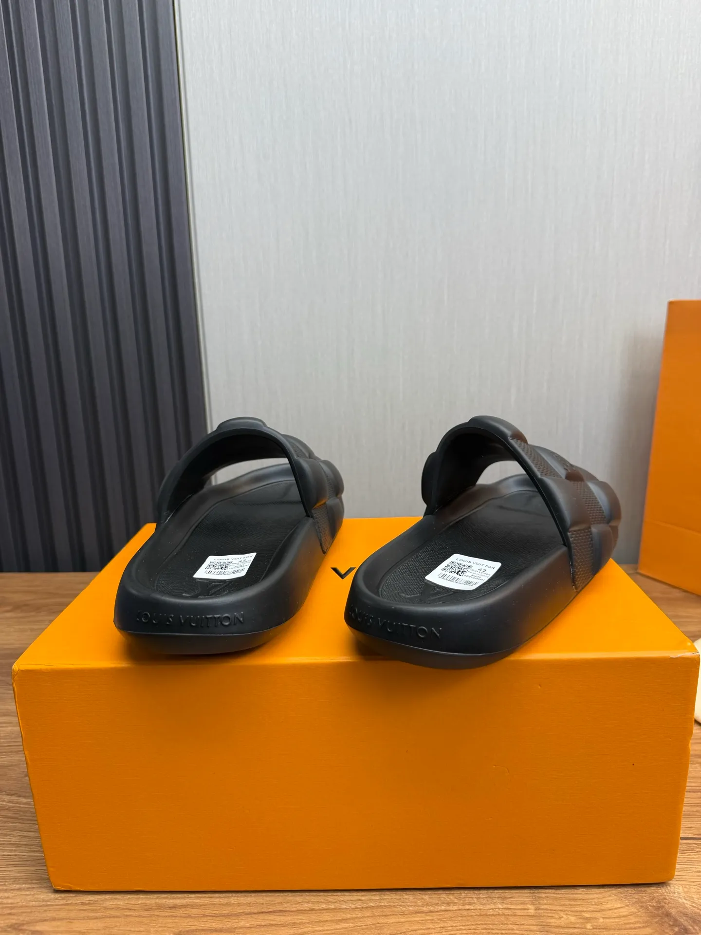 Men's shoes 💰260💰 ▪️LV's popular Little Red Book popular slippers hot sale: 1 shipment✅ Super textured and comfortable slippers, original TPU outsole. Authentic counter box drawer box packaging 🎁Size 38-45